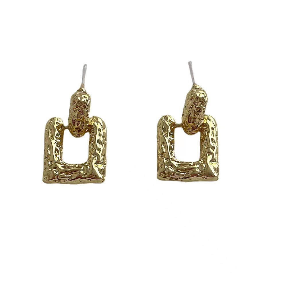 Personalized, versatile and fashionable stud earrings with a European and American style, metallic texture, pleated geometric earrings, new design for women in 2025, with a sense of style Item Picture