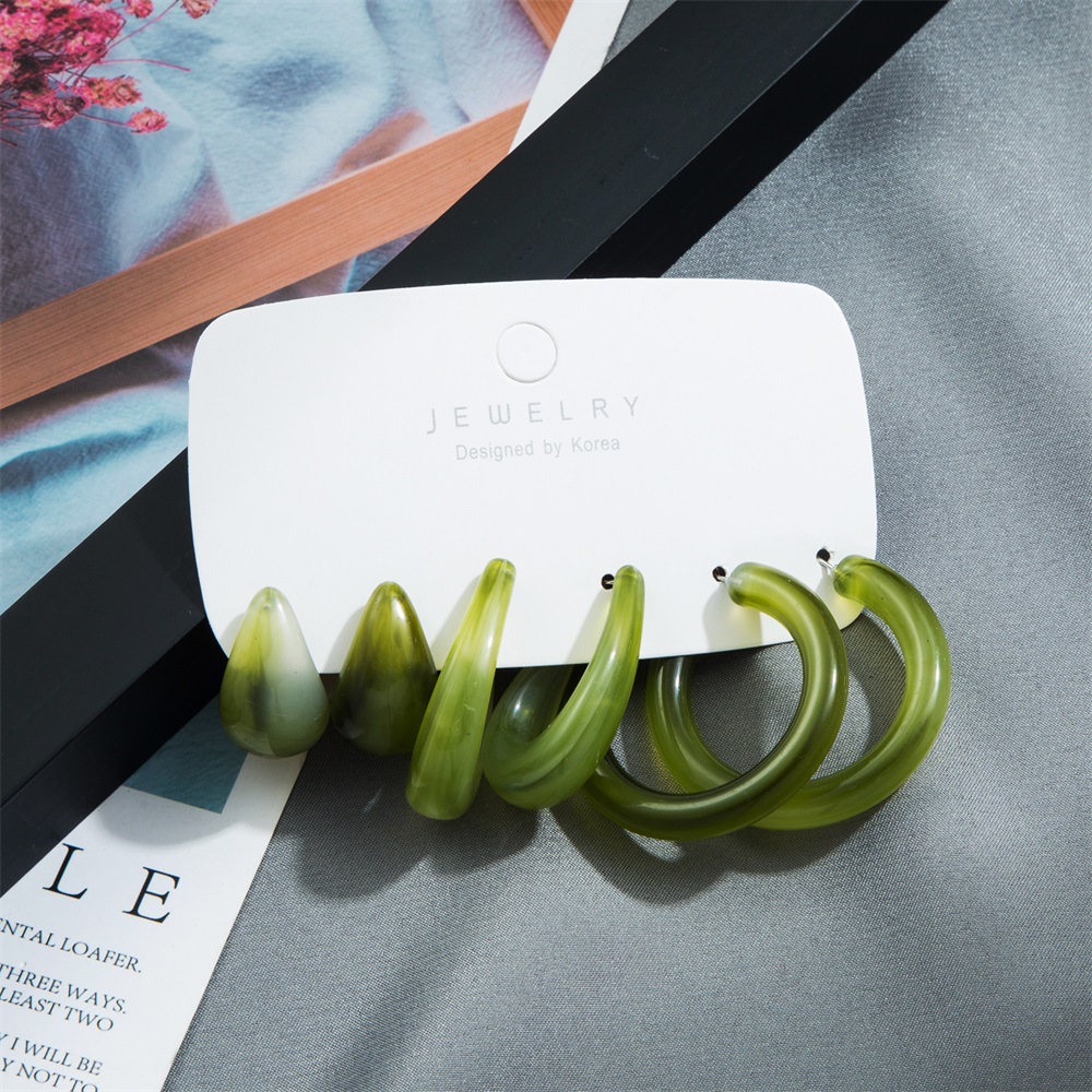 A set of 3 pairs of cross-border acetic acid board earrings, featuring a new and stylish European and American creative style with a retro C-shaped letter design Application Scenario