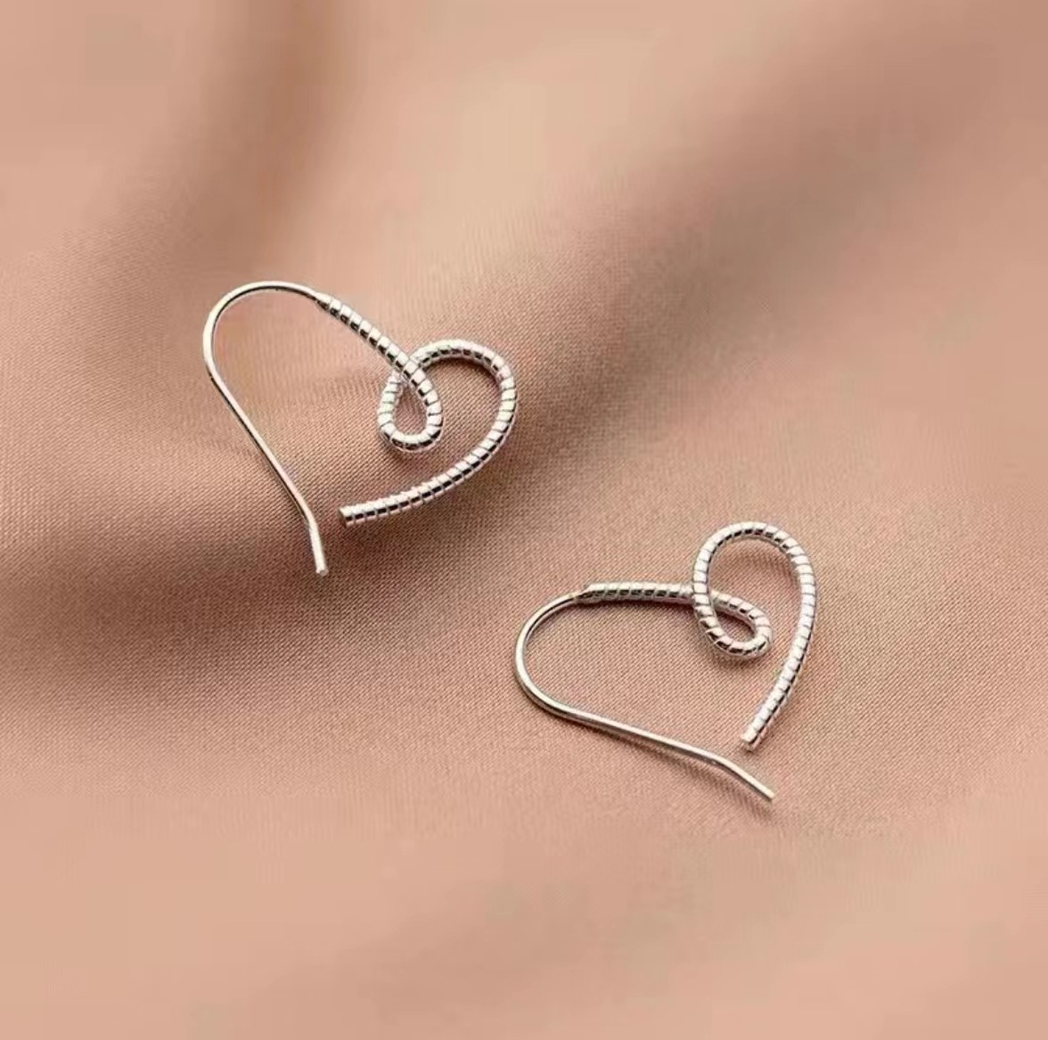 In 2025, geometric and simple line twist heart-shaped earrings are trendy Instagram-worthy, versatile and elegant earrings from Japan and South Korea Specification drawing