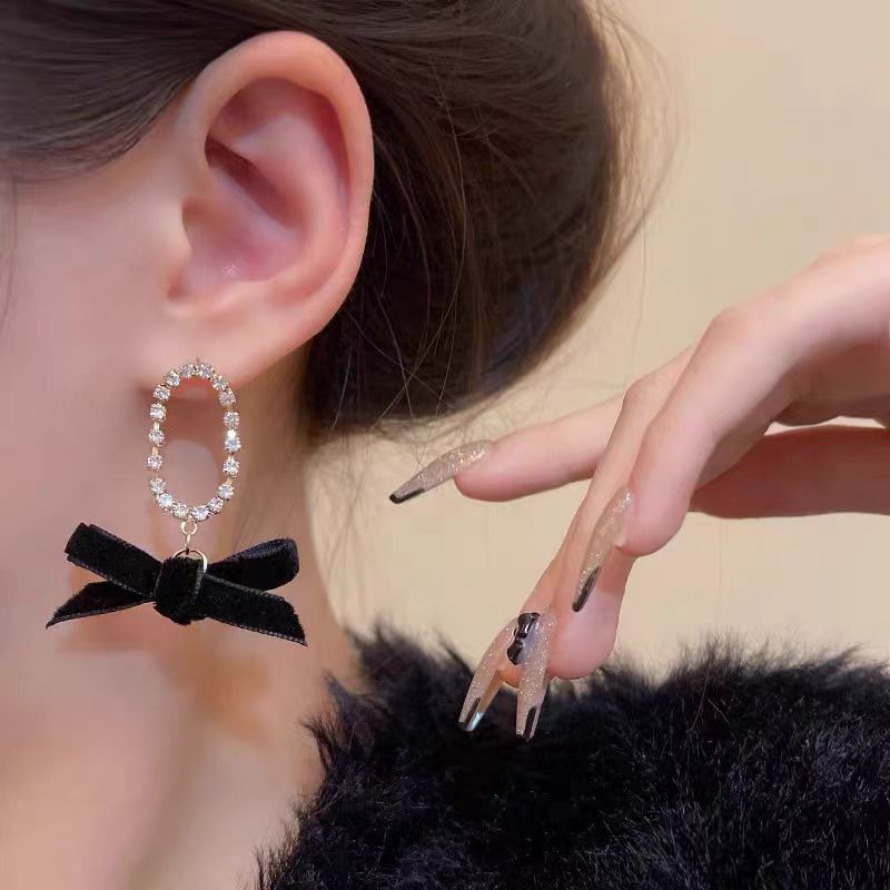 French retro black velvet stud earrings, a niche design for women with a high-end feel, a new trendy and fashionable ear accessory from 2025 details Picture