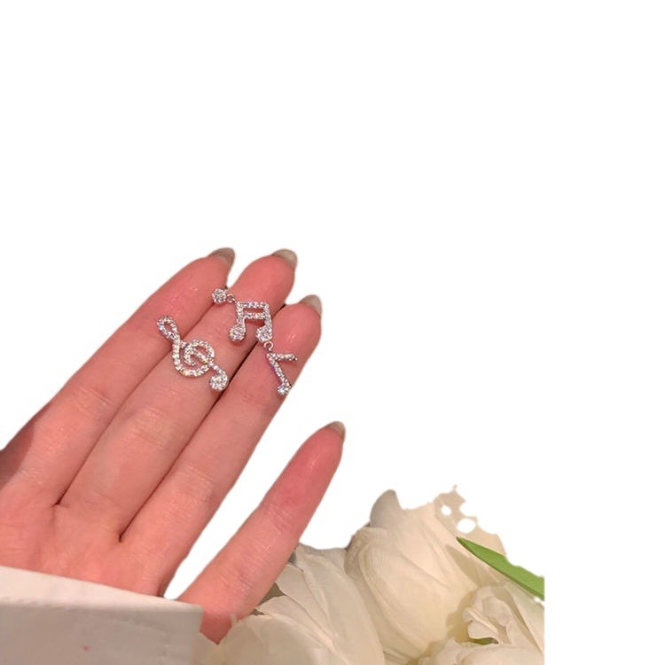 Elegant star-shaped stud earrings, a new trendy, versatile and niche design for women's earrings in 2025 Item Picture