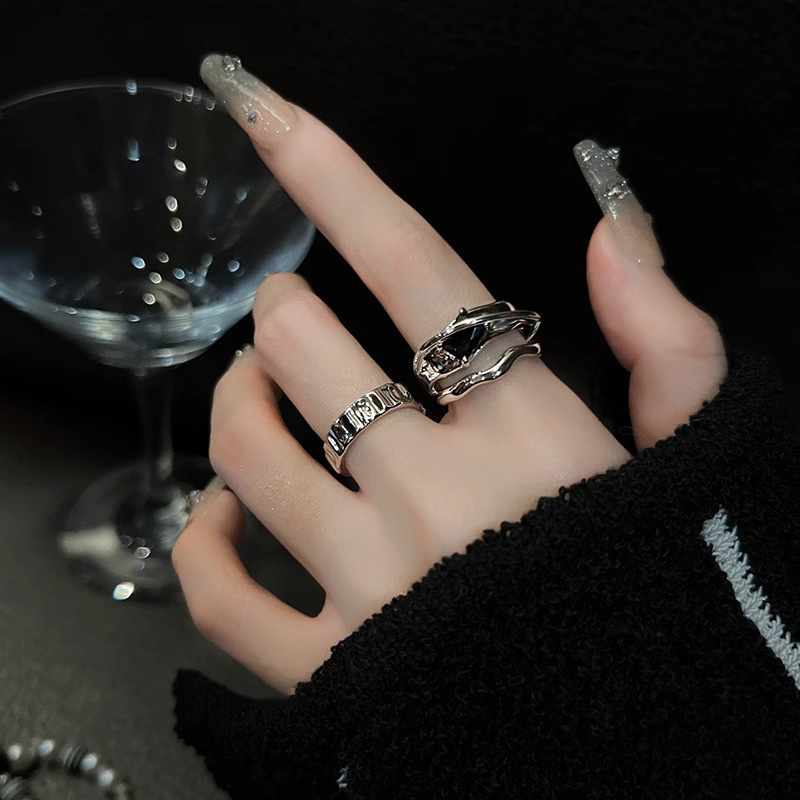 The geometric cold style black zircon ring is a niche design for women, exuding a sense of high-end sophistication. The opening can be adjusted, making it fashionable and individualistic, with a trendy and trendy vibe full figure