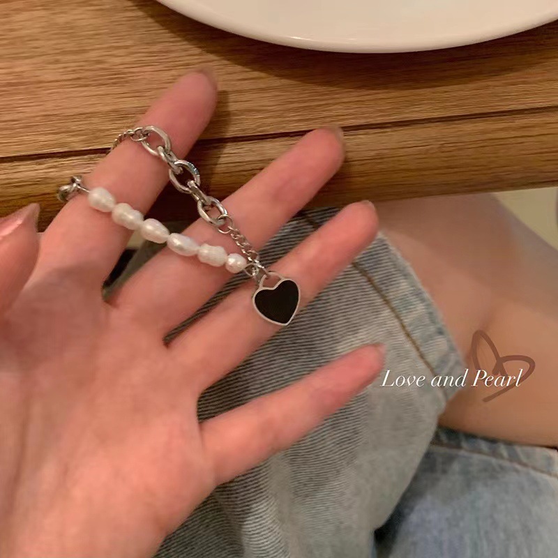 Baroque pearl black heart-shaped necklace, a feminine and trendy patchwork accessory, with a light luxury and niche design sense collarbone chain Application Scenario