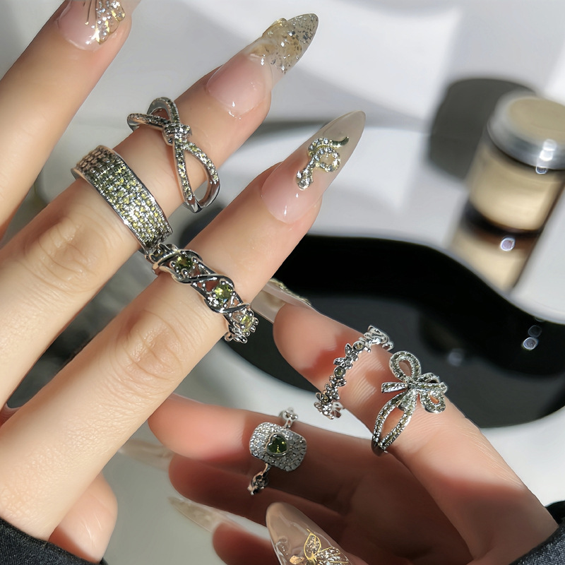 A fresh and delicate bow with slightly inlaid olive green zircon ring, a fashionable, exquisite geometric, sweet and cool, and unique style ring for women details Picture