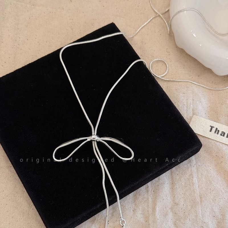 Silver bow pull-out necklace for women, simple and cool ins style long accessory, Korean fashion style collarbone chain Application Scenario