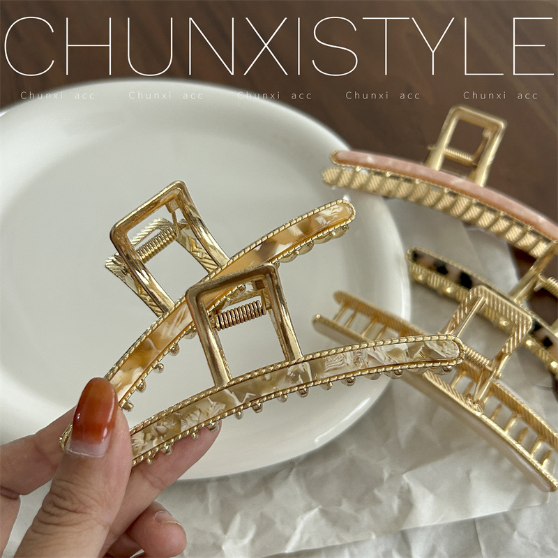 A new high-end acetate hair clip, a popular large metal grab clip, a French retro back head shark clip hair accessory for women Application Scenario