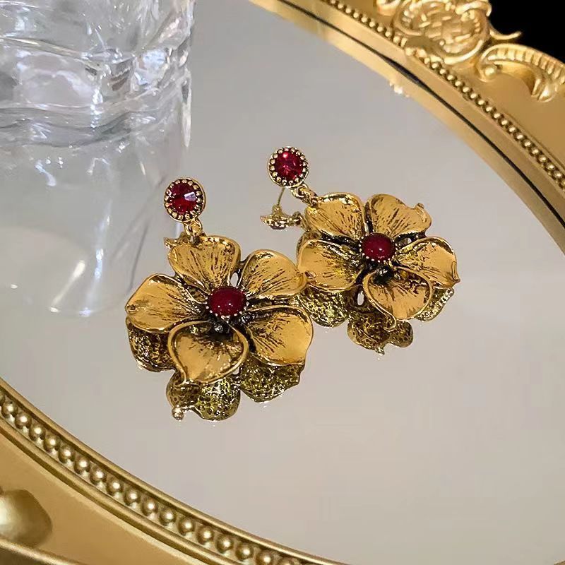 Wholesale of vintage vintage vintage earrings, light luxury, niche and high-end ear studs, French fashion earrings and accessories Application Scenario