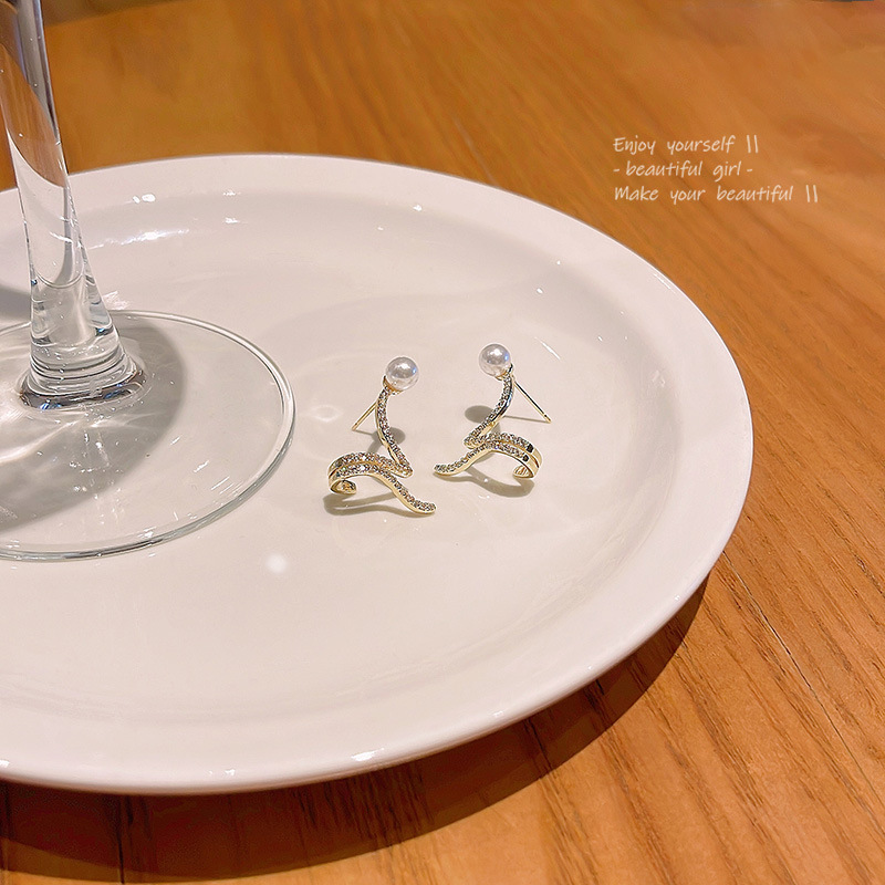 S925 Silver needle, exquisitely diamond-encruted snake-shaped ear bone clip, exudes a high-end feminine charm and an ethereal air. Versatile pearl stud earrings and earrings Specification drawing