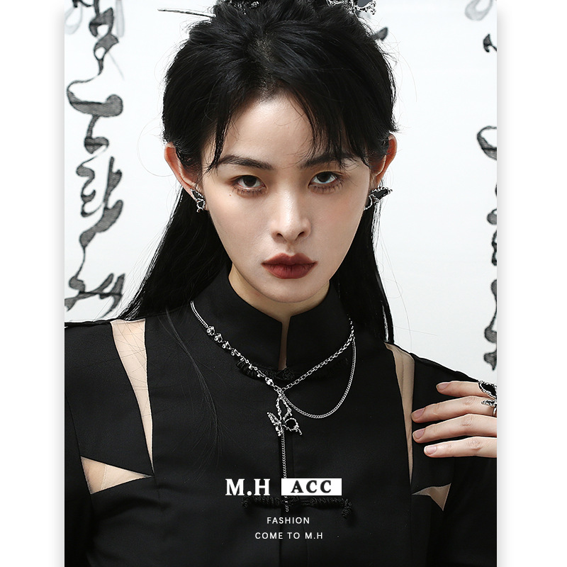 The Star Butterfly series necklace is a new Chinese-style niche design for women, a fashionable commuting necklace with a retro and elegant style details Picture