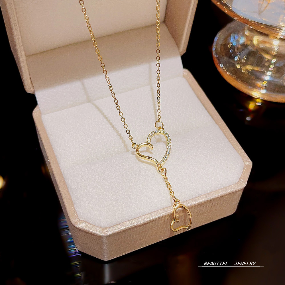 Sweet love heart-shaped necklace for women, light luxury and high-end feel, collarbone chain design sense, heart-shaped pendant neck chain, titanium steel jewelry details Picture