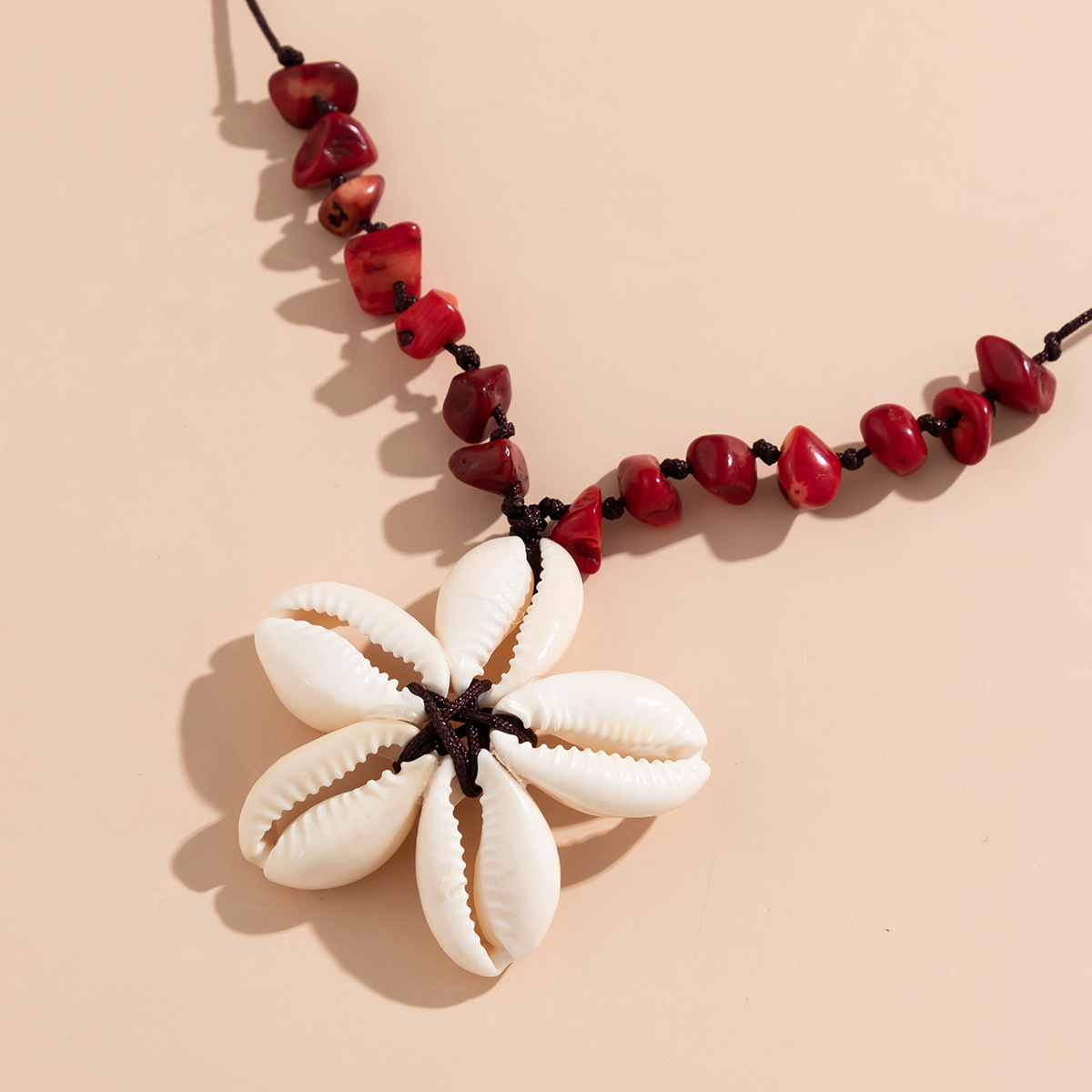 European and American cross-border jewelry, ethnic style beaded hand-woven necklaces, simple shell, crushed stone and flower retro necklaces Application Scenario