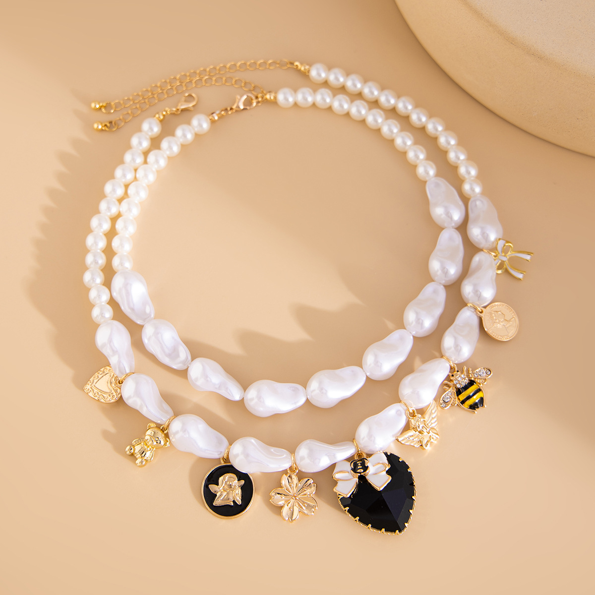 European and American cross-border jewelry: Baroque pearl beaded necklace, retro bee and butterfly alloy pendant, collarbone chain Application Scenario
