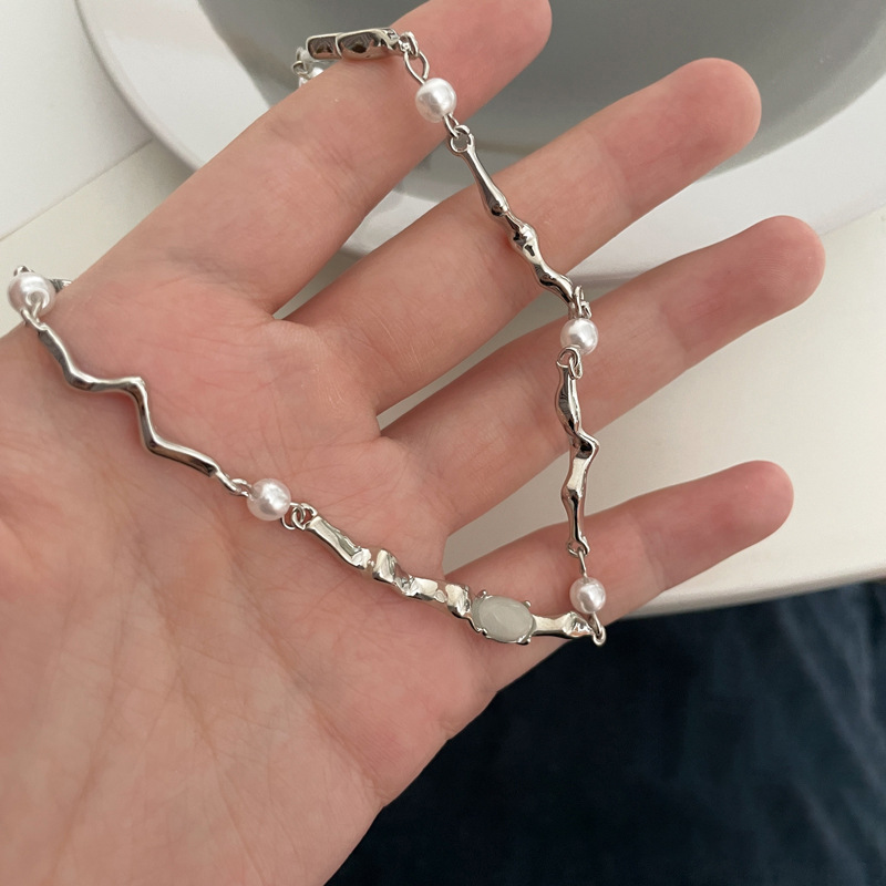 Light luxury, niche, sweet and cool pearl and water diamond necklace with Instagram design, irregular twisted necklace, 2023 new style Application Scenario