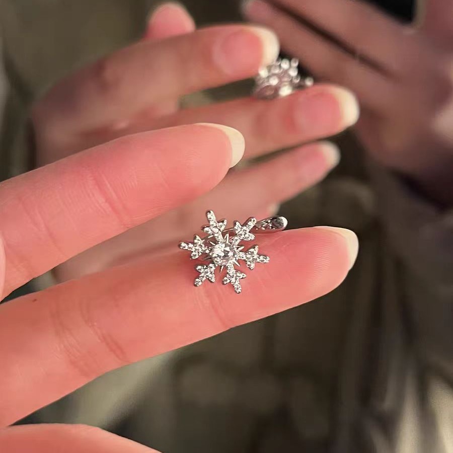 The first snow of autumn and winter ~ Christmas atmosphere snowflake zircon ear bone clips, cool and elegant style, light luxury ear clips, no ear holes details Picture