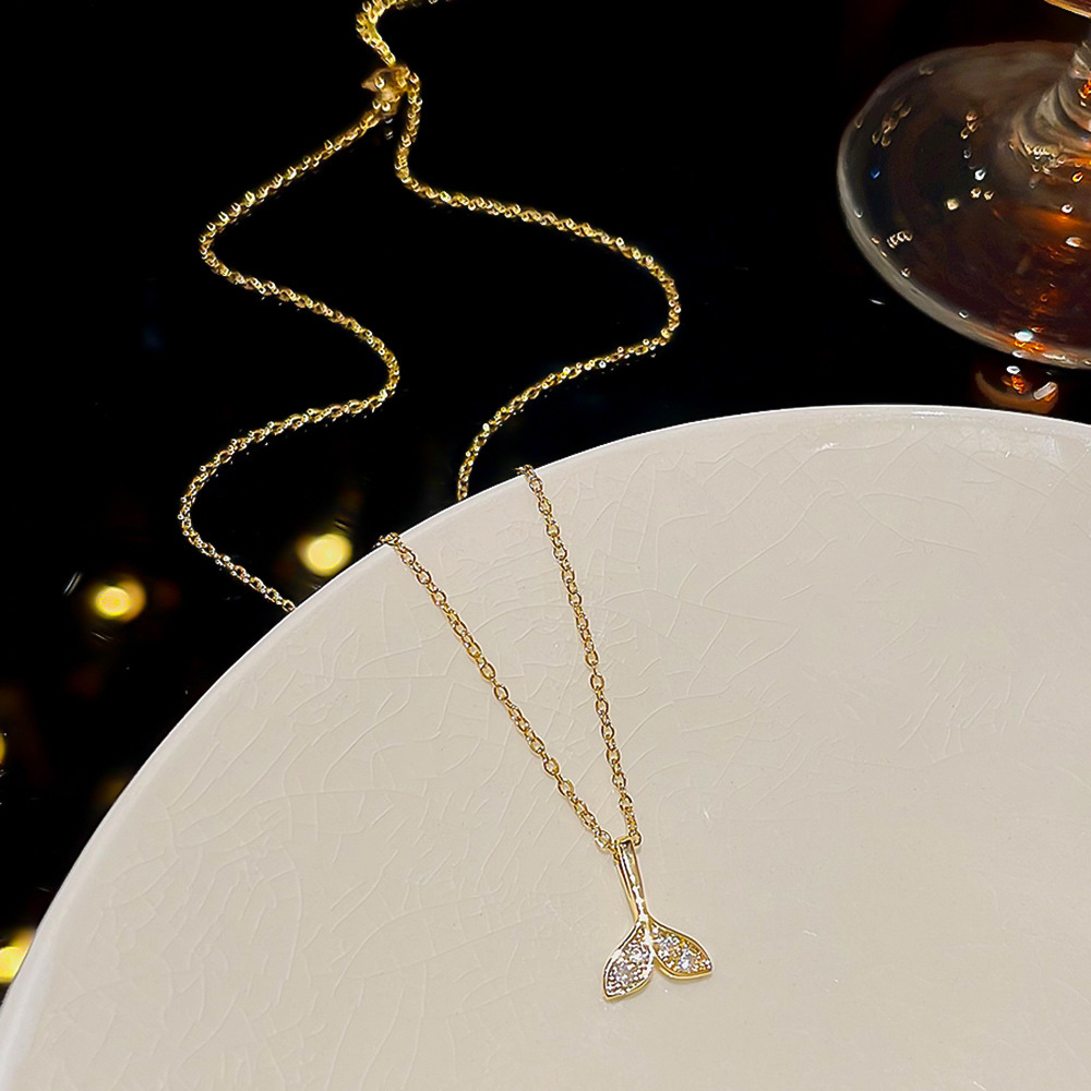 Elegant fishtail necklace accessory, women's niche exquisite pendant necklace, 2024 new style sweater chain, high-end collarbone chain Application Scenario