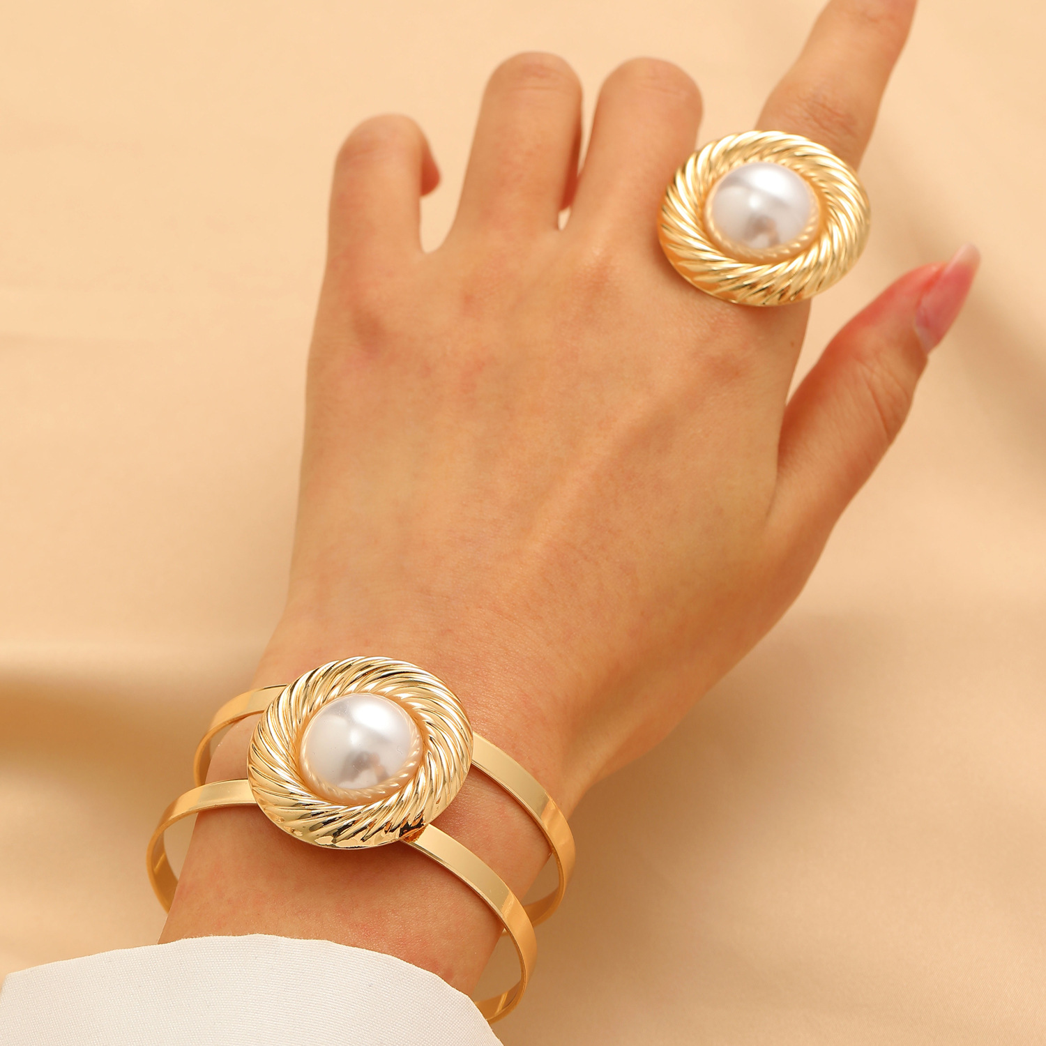 European and American cross-border opening adjustable twisted spiral twisted metal pearl ring bracelet set of women's geometric jewelry details Picture