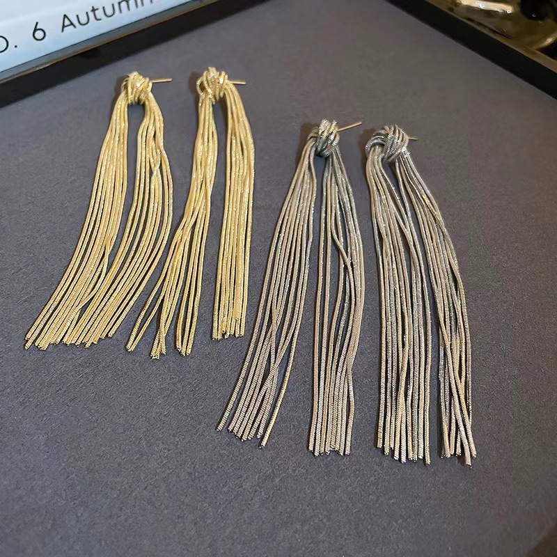 The same style of knotted tassel earrings as the "Mad Dog Big Sister" is a versatile and elegant long tassel earring details Picture
