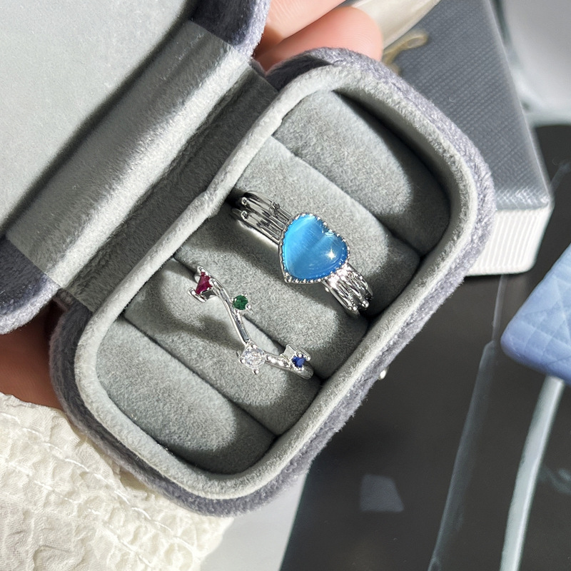 A new, fashionable and niche design open ring made of colored zircon, featuring a sea blue heart and a sweet, cool, and versatile style Application Scenario