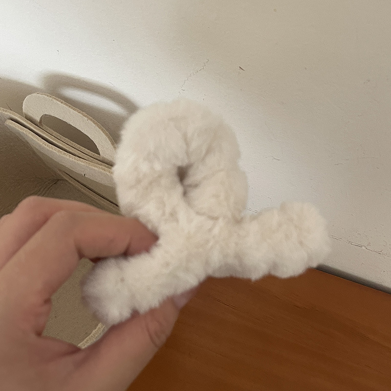 2025 New Korean small plush grappling clip, medium-sized hair clip, women's hair accessory, back of the head hair clip, half-tied hair clip Application Scenario