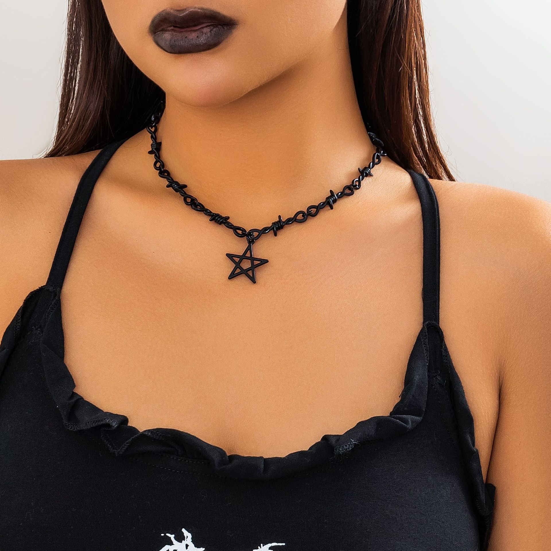 European and American cross-border jewelry, five-pointed star-shaped collarbone necklace for girls, a niche thorny personality, sweet and cool, versatile necklace full figure