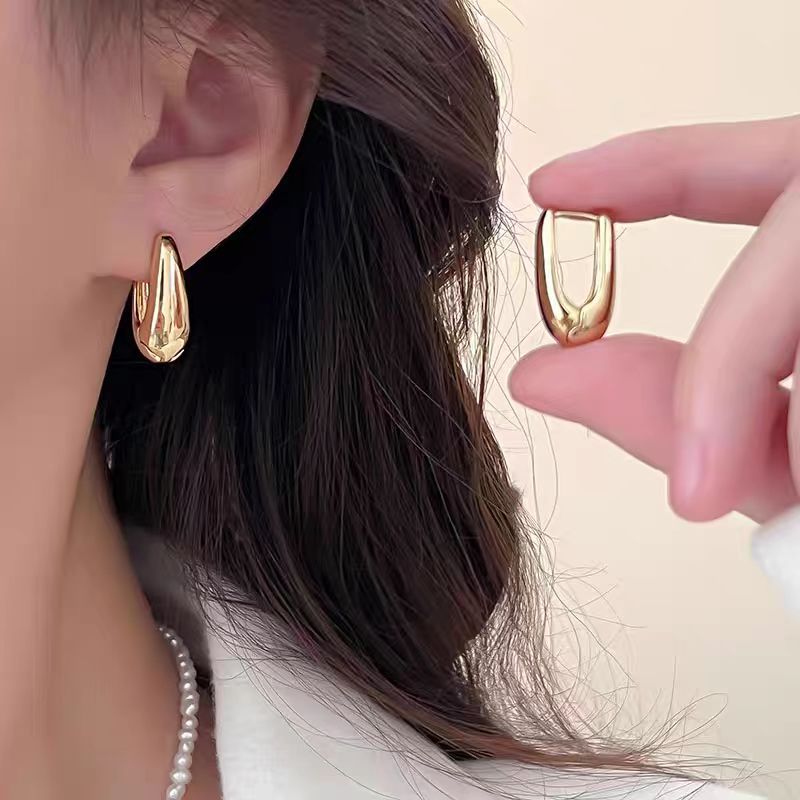 French gold teardrop earrings for women, a niche design with a sense of sophistication and a cold style, unique and elegant ear buckles and earrings Specification drawing