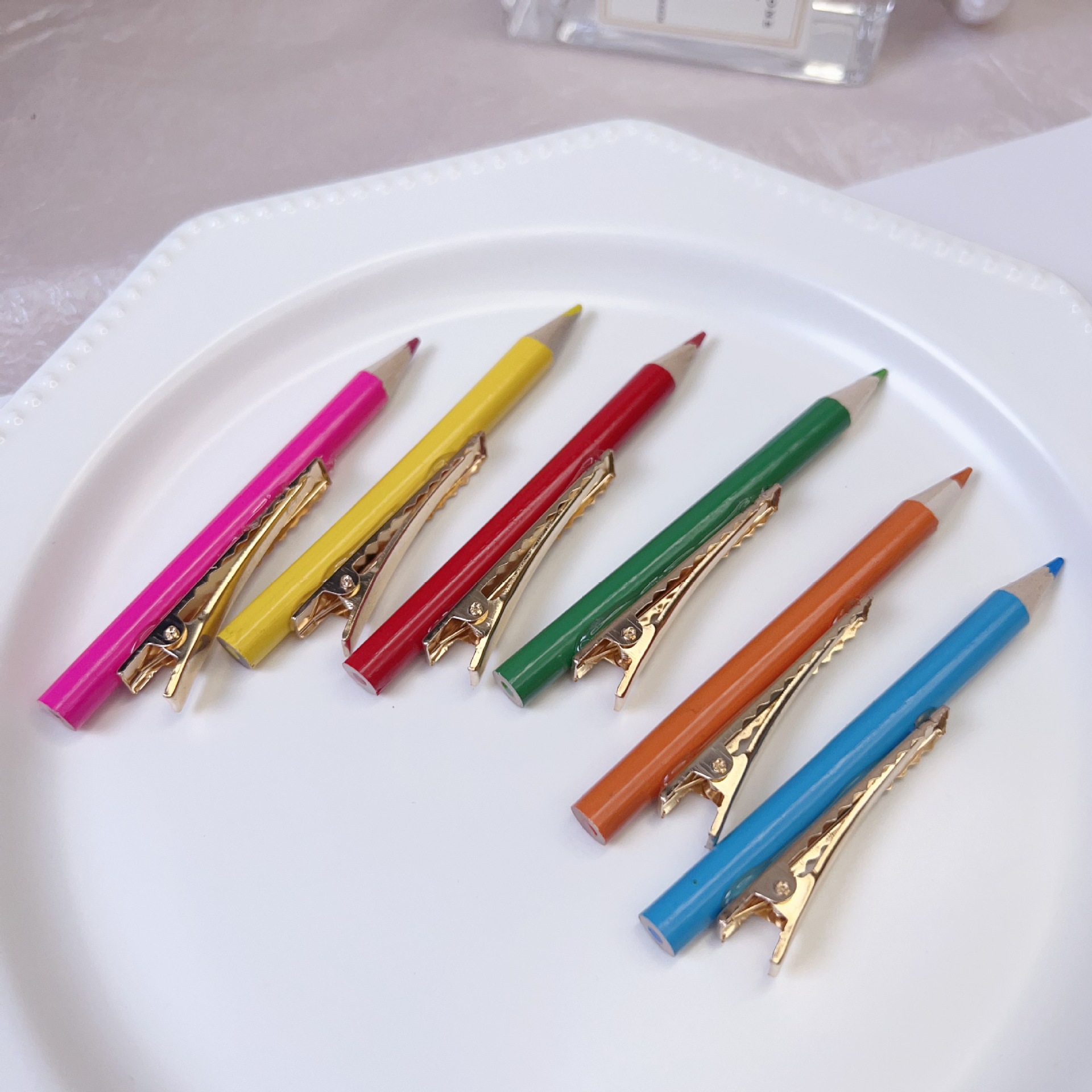 Creative and personalized pencil hairpins, cute girl, funny and interesting paintbrush, one-word clip, side hairpin, side clip clip Application Scenario