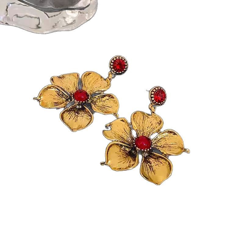Wholesale of vintage vintage vintage earrings, light luxury, niche and high-end ear studs, French fashion earrings and accessories Item Picture