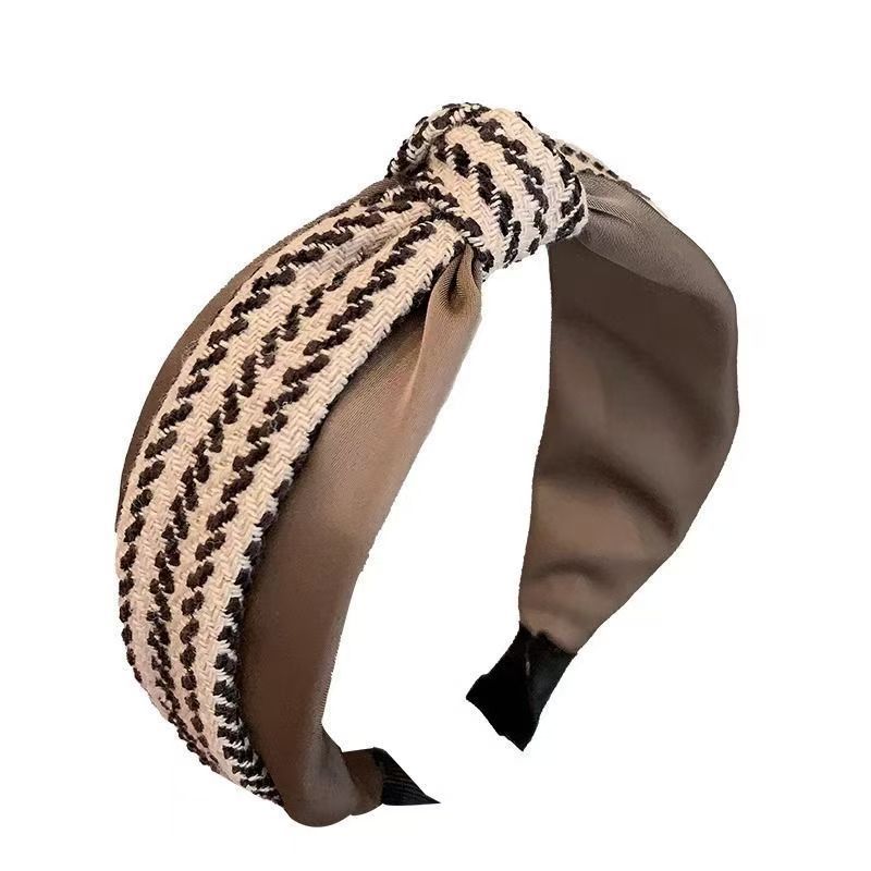 The new autumn and winter collection features a small chanel-style knotted hairband for women with wide edges, a retro double-layer hairpin, and a high-end, elegant fabric headband Item Picture
