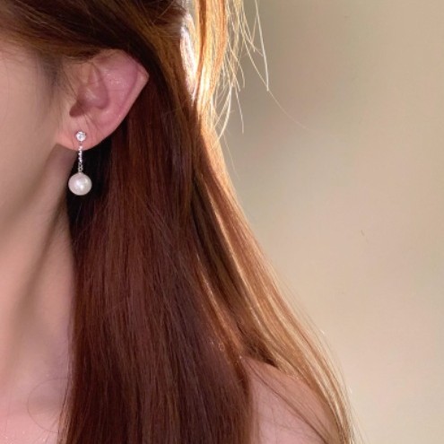 Korean-style zirconium pearl tassel earrings, women's light luxury and high-end elegance, ear studs, niche and unique design earrings and pendants Application Scenario