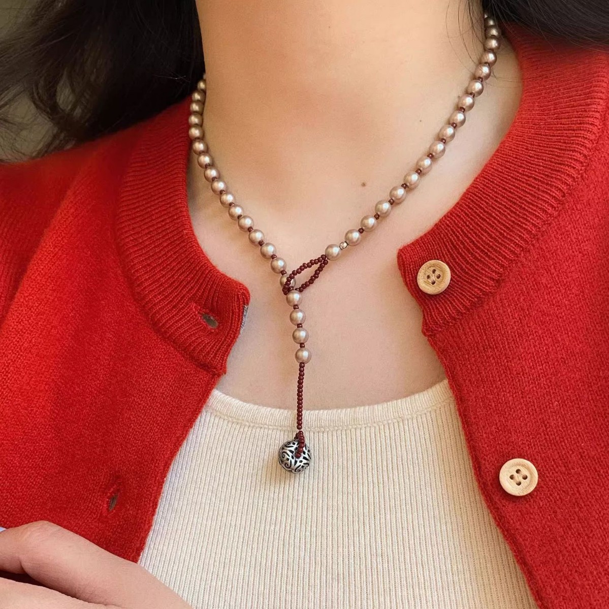 Simple and elegant crystal beaded small fish necklace, a retro, light luxury, fashionable and versatile necklace and collarbone chain for women Application Scenario