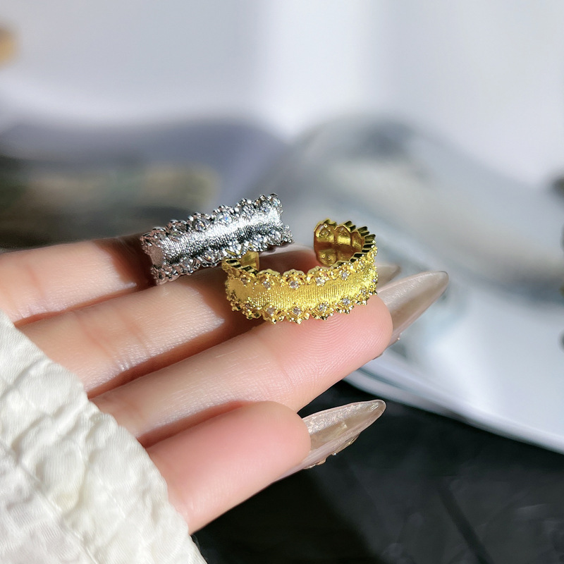 Retro court-style hollowed-out lace, brushed and diamond-encrusted ring, a versatile and gender-neutral couple's ring full figure