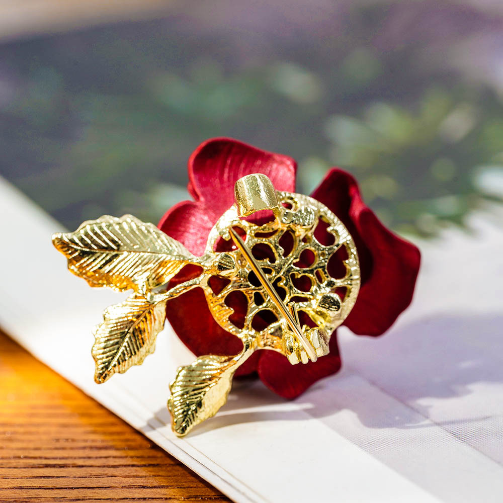 New fashionable and elegant style rose brooch, red camellia diamond-encrusted suit accessory dress brooch for women Application Scenario