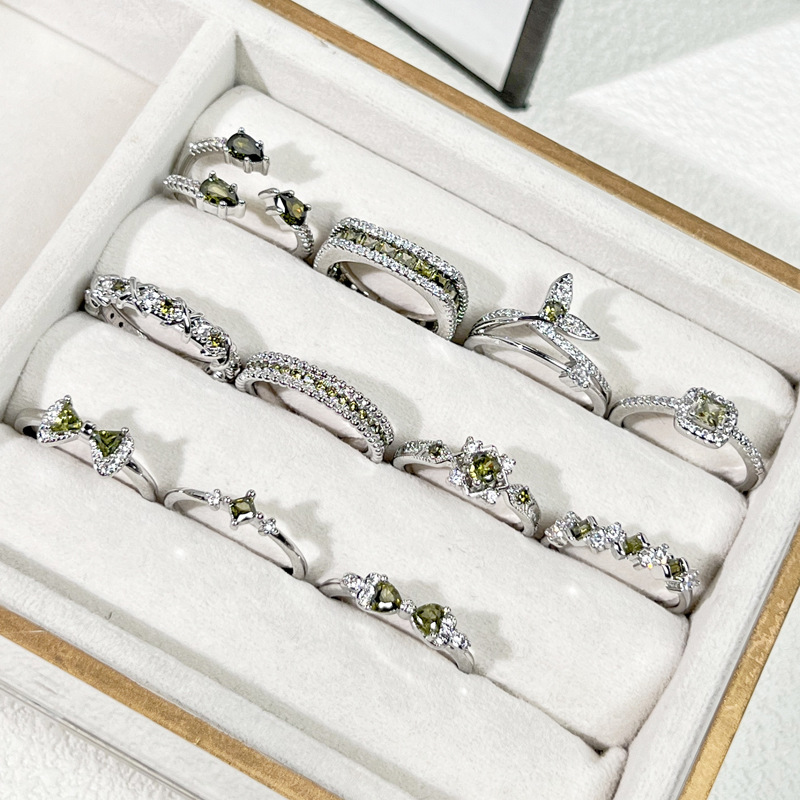 Exquisite and simple olive green zircon fashionable open ring, feminine charm, niche design sense, cold style and personality ring Specification drawing