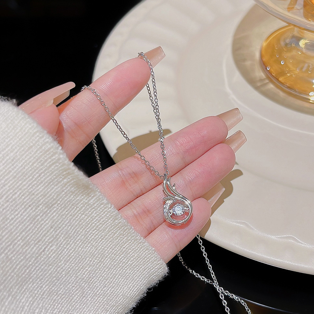The super sparkling and dynamic necklace with a unique design sense for women, the dancing heart Phoenix pendant, and the elegant collarbone chain are best-selling accessories details Picture