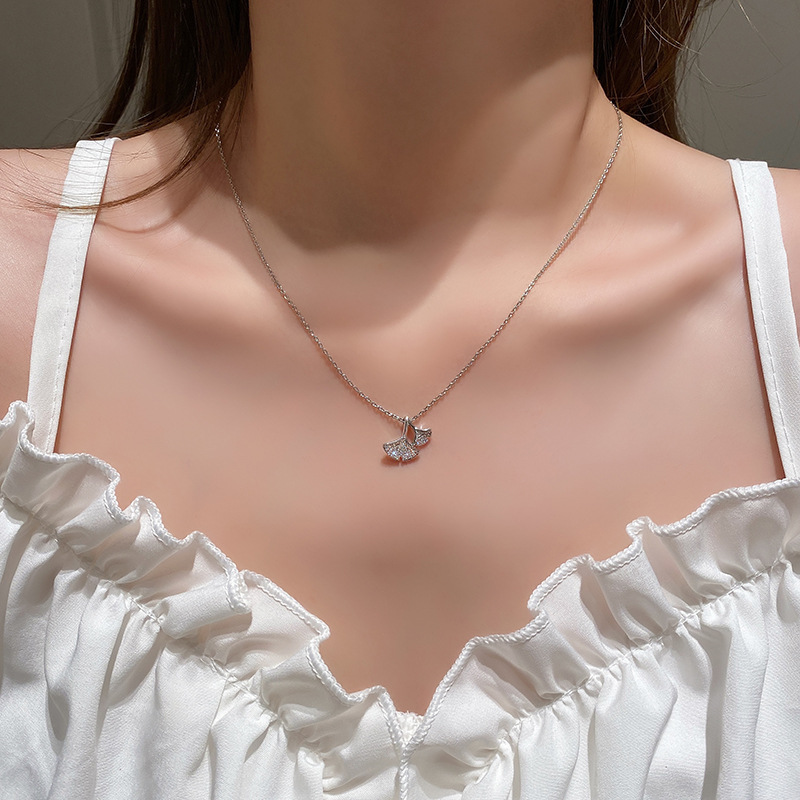 Golden ginkgo leaf zircon fine necklace for women in summer, with a unique charm and a light luxury design with a collarbone chain feel full figure