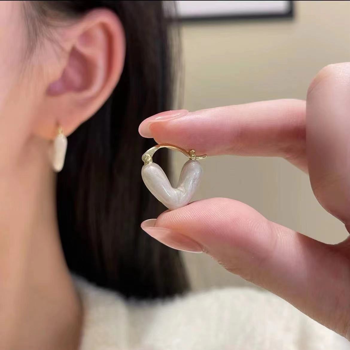 The 2025 new light luxury and niche s925 glazed heart-shaped stud earrings for women are French high-end, niche, fashionable, exquisite and versatile Application Scenario