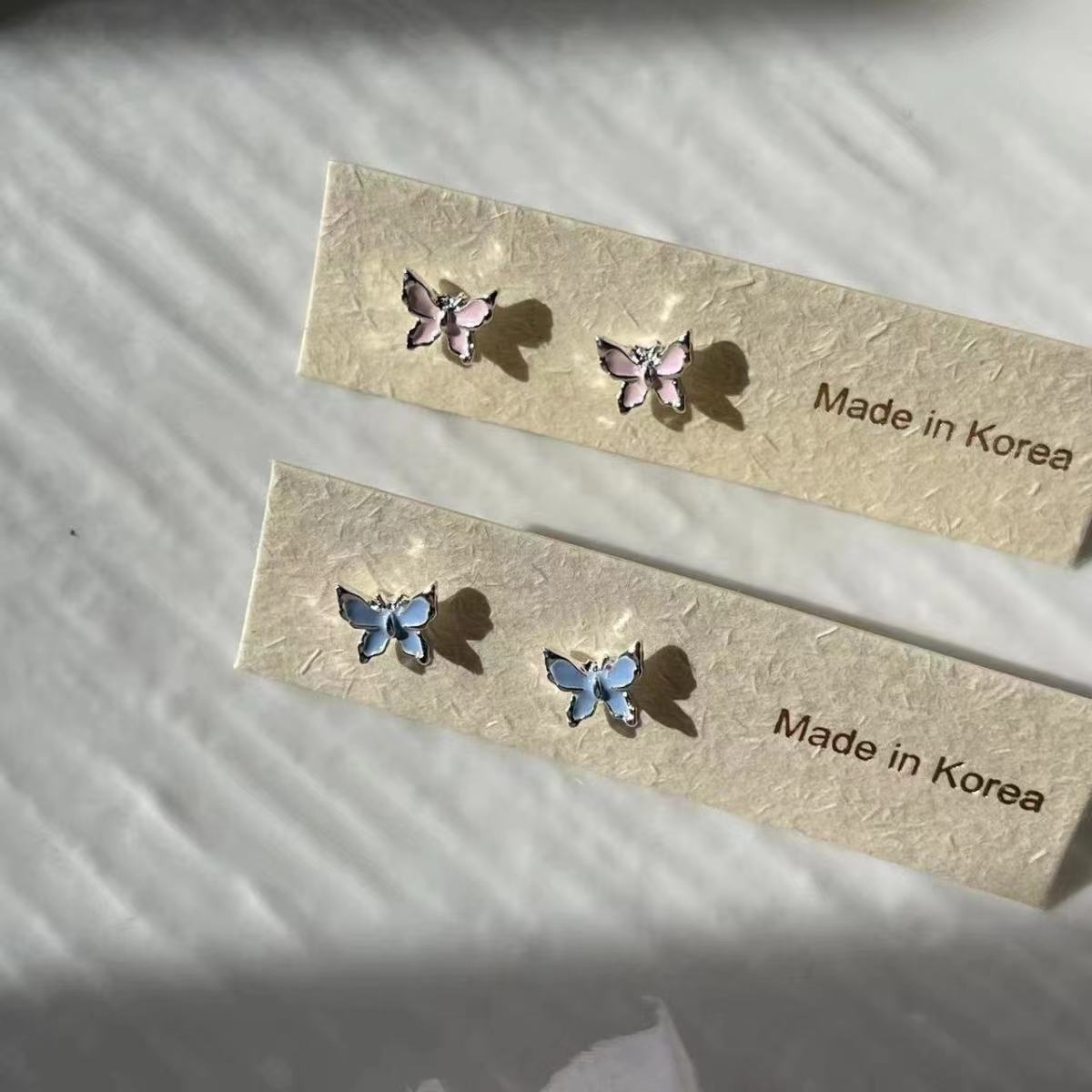 The new pink glazed butterfly 925 stud earrings are versatile, simple, and in a niche, exquisite, and fresh style full figure