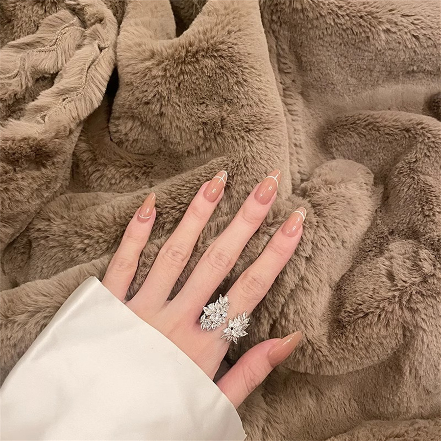 French retro flower-patterned zircon ring for women, a niche, light luxury and high-end index finger ring. Versatile and adjustable ring Application Scenario