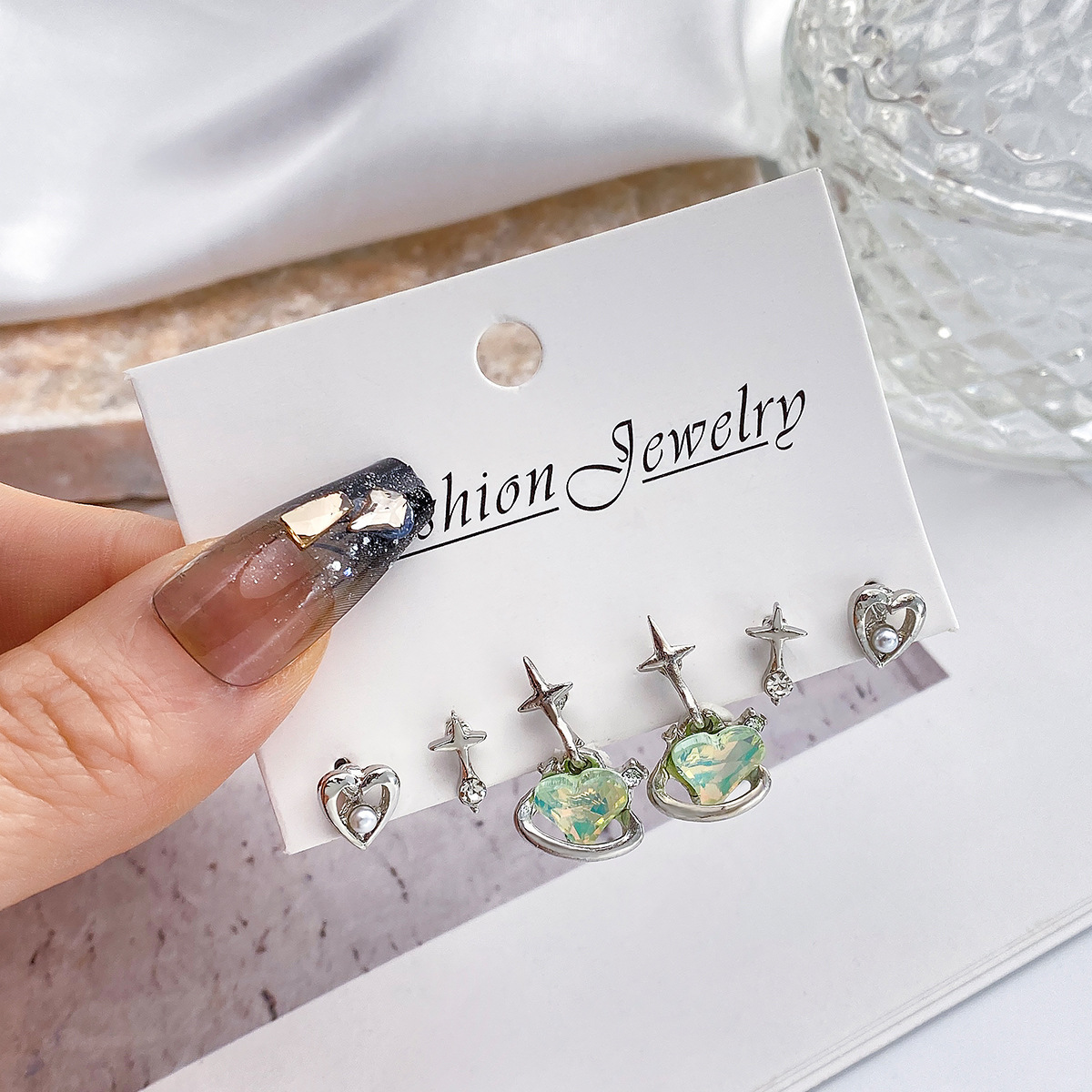 Fashionable commuting high-end earrings, pink heart-shaped star-shaped stud earrings, light luxury and versatile metal earrings and earrings full figure