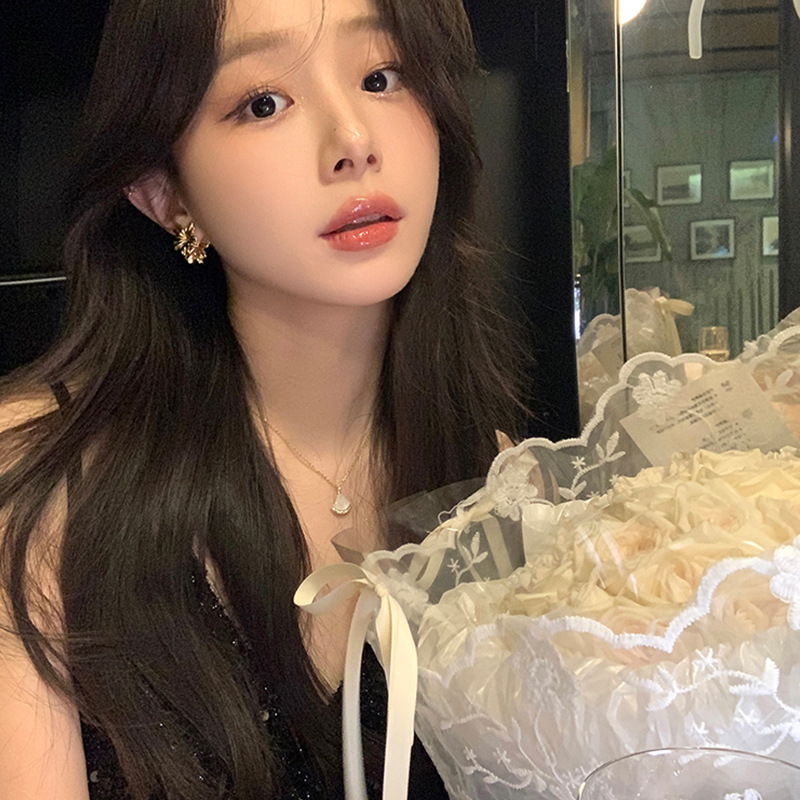 For autumn and winter, two women are wearing metal three-dimensional flower stud earrings with a light luxury and high-end feel. These golden earrings exude a unique charm and are popular online earrings Application Scenario