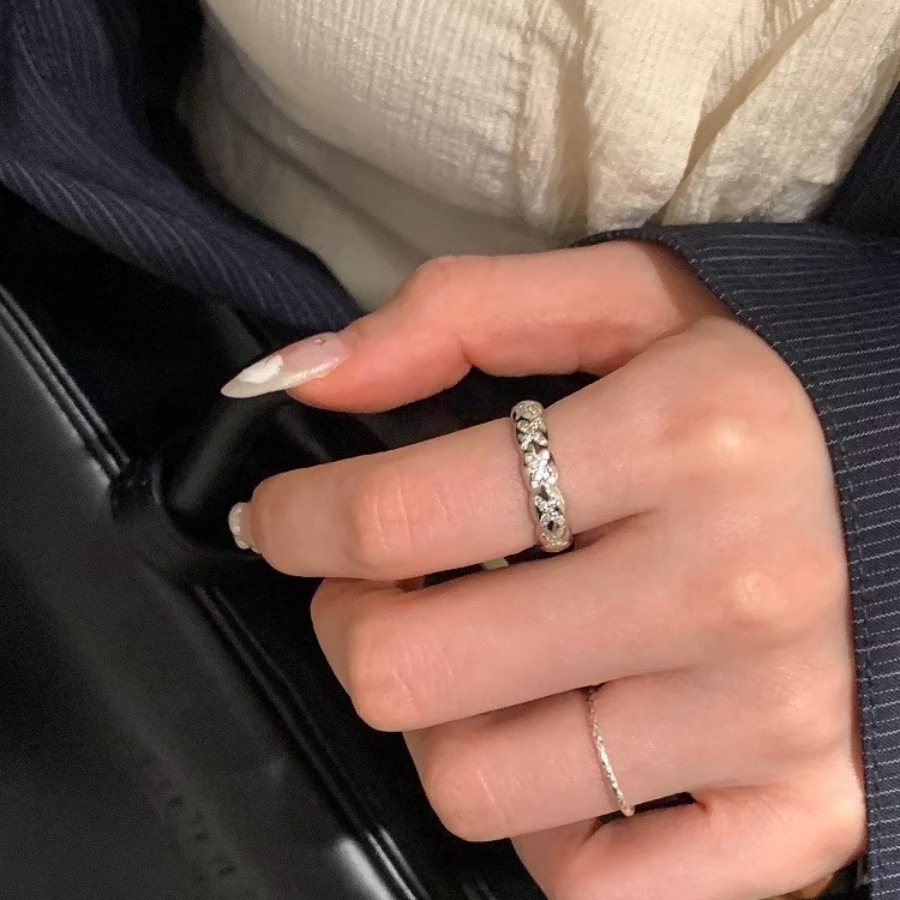 This is a niche design with a diamond-patterned bezel zircon ring, exuding a sense of luxury and sophistication for women. It's a versatile and elegant open-ring trend full figure
