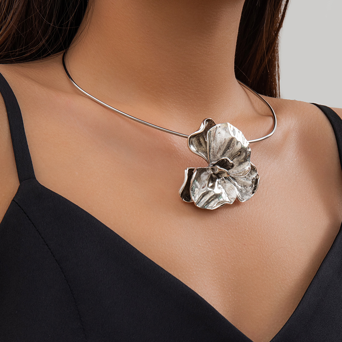 European and American cross-border jewelry, exaggerated three-dimensional pleated metal flower choker collar, personalized flower necklace for women full figure