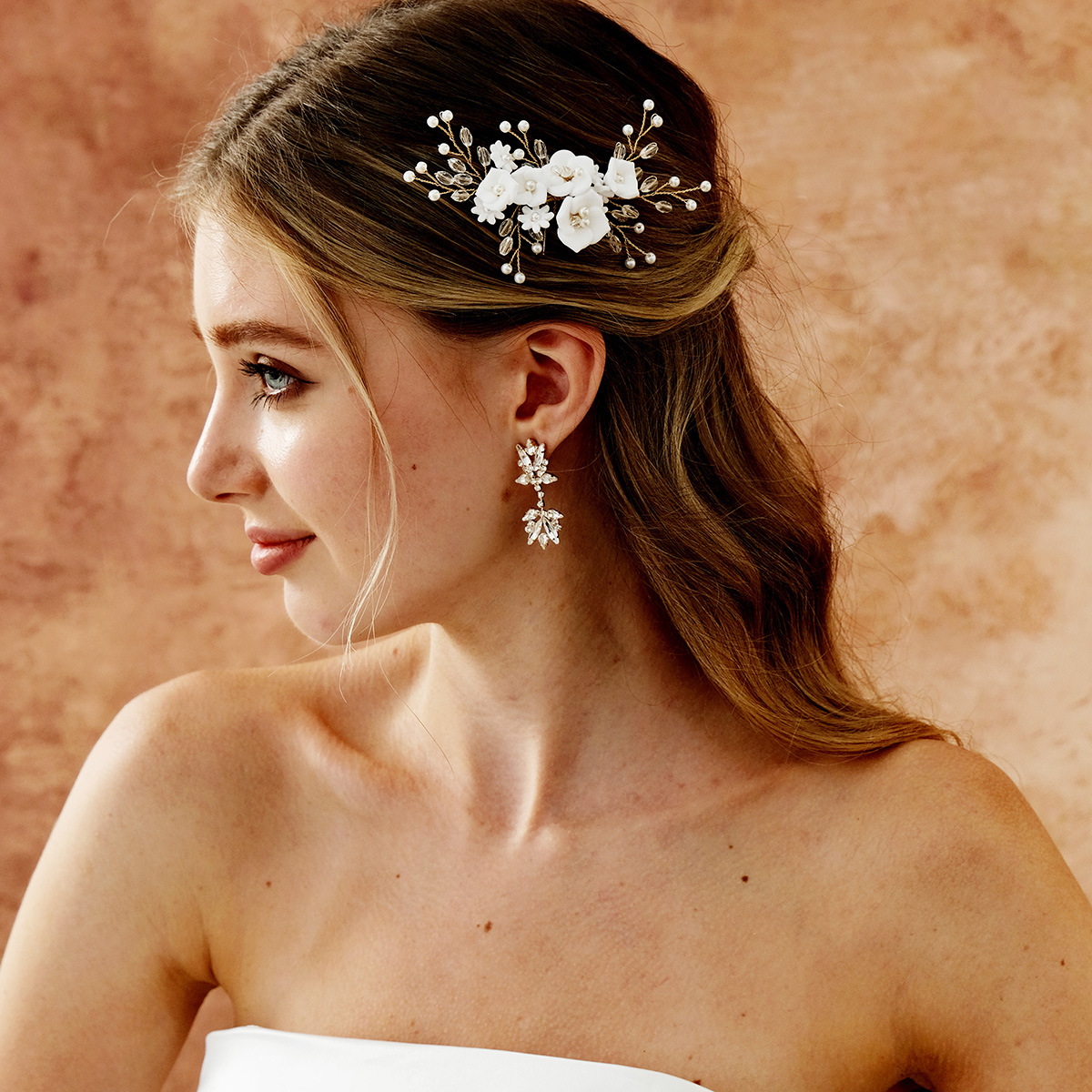 This is a white clay flower comb designed for Instagram-style pearl wedding dress accessories and a forest-themed floral bridal hair accessory full figure