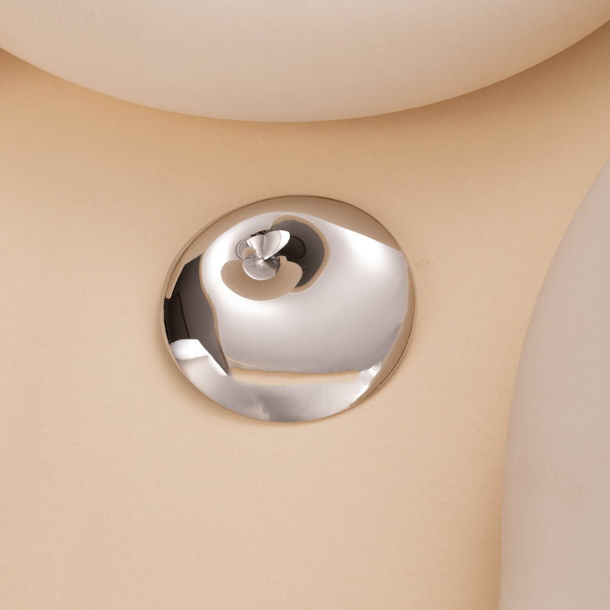 The European and American metal style concave-convex round brooch with a high-end feel, the Maillard pin with a light luxury and fashionable niche accessory Application Scenario