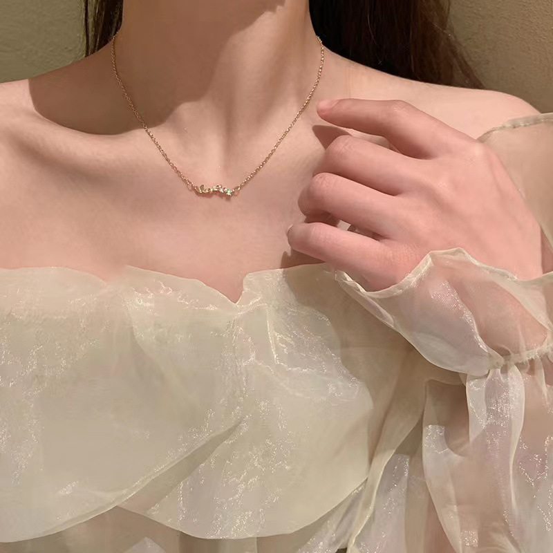 A row of heart-shaped zircon necklaces for women in summer, with a unique and ethereal collarbone chain feel, exuding a unique and elegant charm details Picture