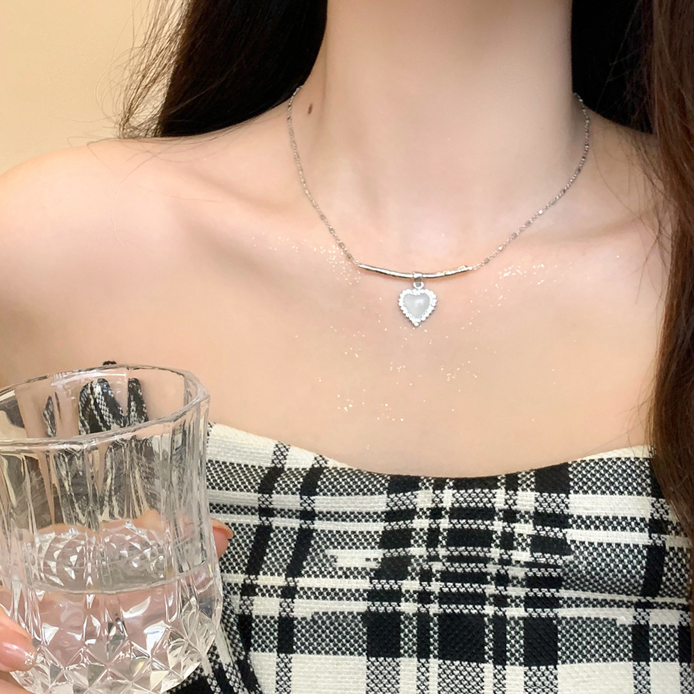 The 2023 new Hot Girl style heart-shaped zircon necklace is a niche collarbone chain hoodie accessory with a light luxury design sense for women full figure