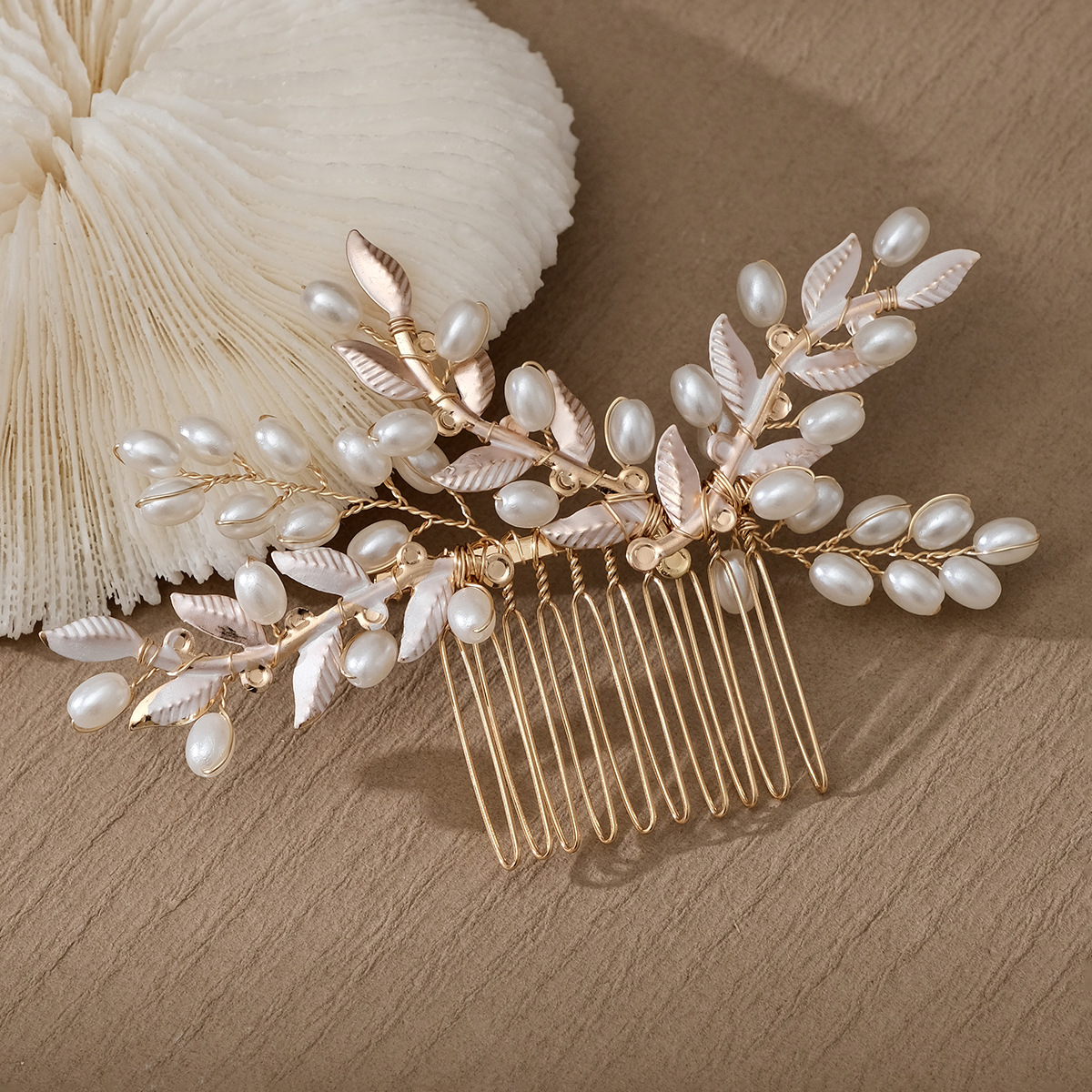 Korean-style wedding dress, evening gown, hair accessory, beautiful forest-style alloy leaf comb, Xiuhe dress, and pearl hair comb details Picture
