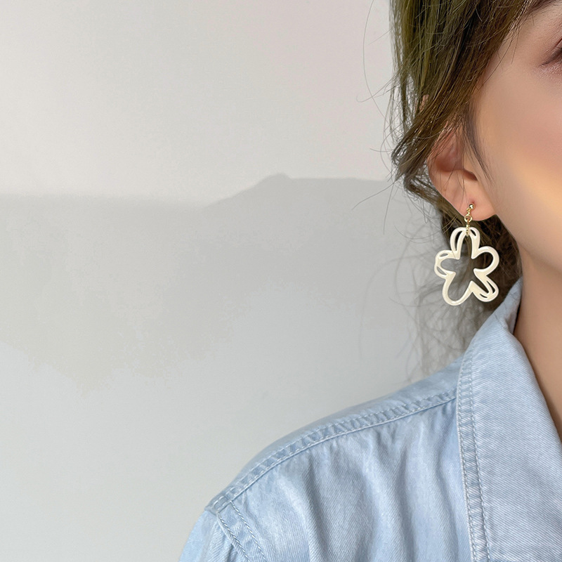 Hollowed-out petal white flower earrings, ethereal French sweet ear clips, no ear holes, female retro style stud earrings Specification drawing