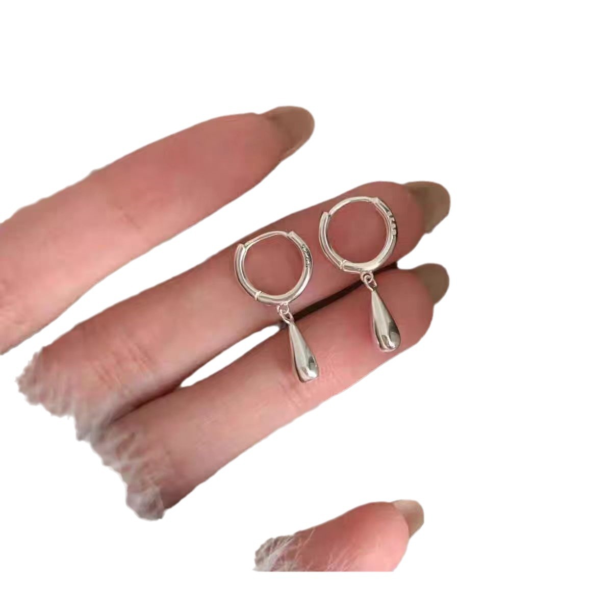 Water drop pendant ear buckles are simple and versatile for women's daily commuting. They are personalized earrings and earrings with a French cool style and a high-quality stud Item Picture