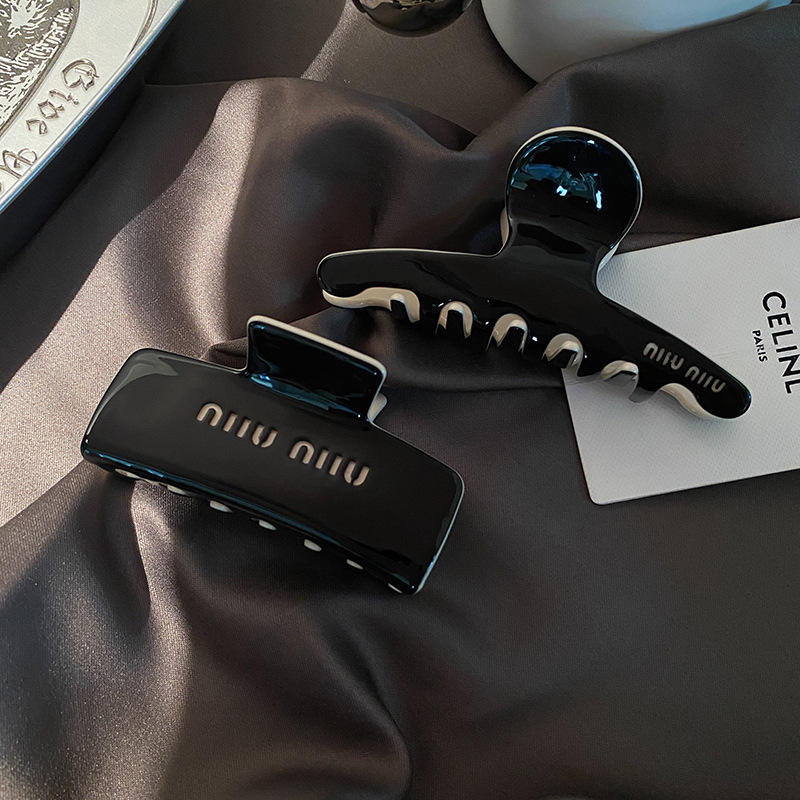 A new miumiu hair clip headpiece with a high-end square square feel, featuring an acetic acid claw clip at the back of the head for women Application Scenario